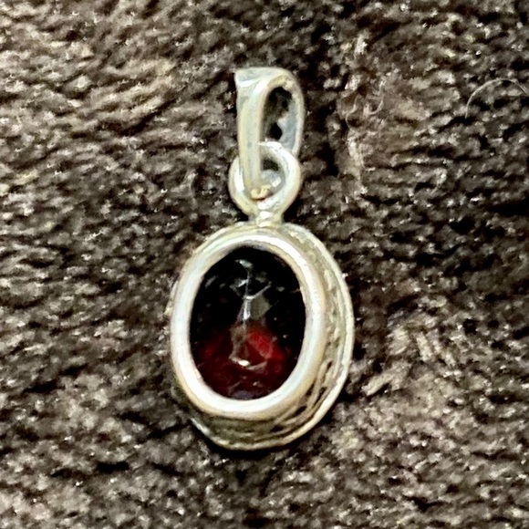 Sterling silver garnet pendant - Picture 3 of 3